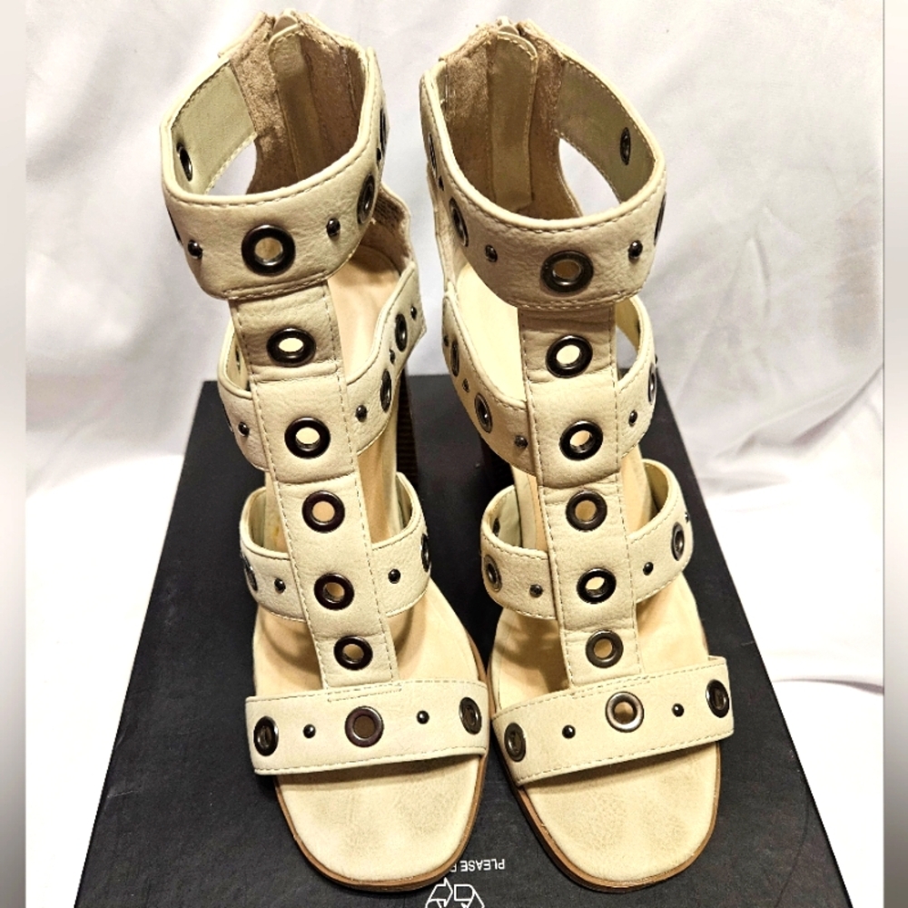 SIMPLY VERA / VERA WANG Strappy Fun Memory Foam Amsterdam Sand SZ 7 Womens